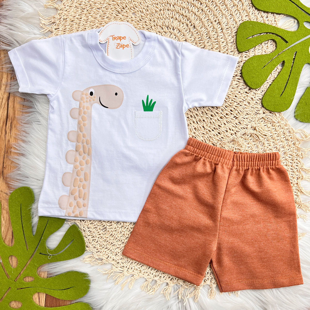  Conj. Camiseta Dino com Bolsinho de Planta e Bermuda - Branco e Ferrugem